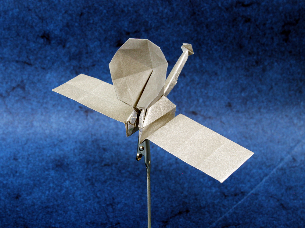 Оригами космос. Космический аппарат из бумаги. Оригами Спутник. Космический Спутник из бумаги.
