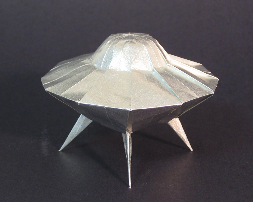 Оригами космос. Макет летающей тарелки. Космическая тарелка поделка. Летающая тарелка поделка. Космический корабль поделка.